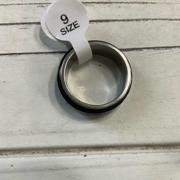 Unisex Black With Cross Detail Rotating Fidget Ring Size 9 - Picture 5 of 8